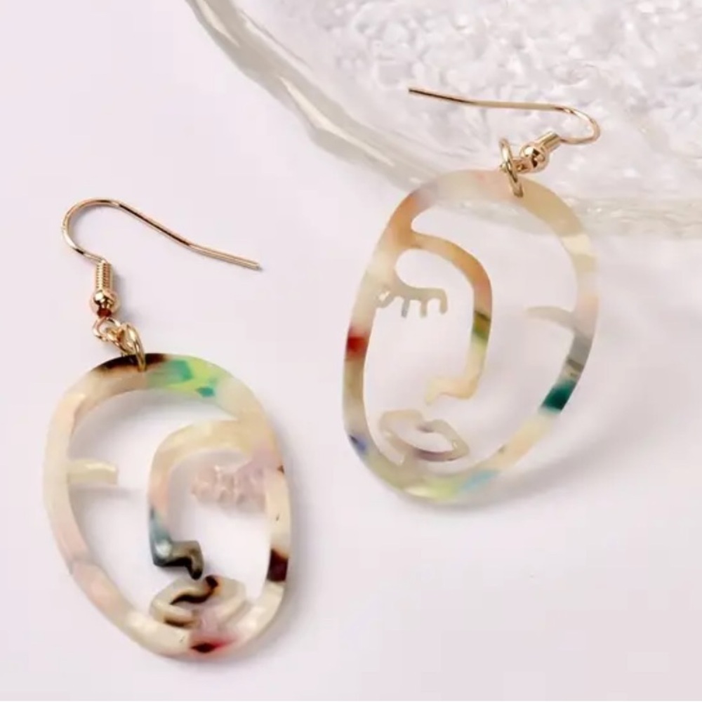 Elegant Face Shaped Art Deco Earrings: Timeless Style - Picture 5 of 8